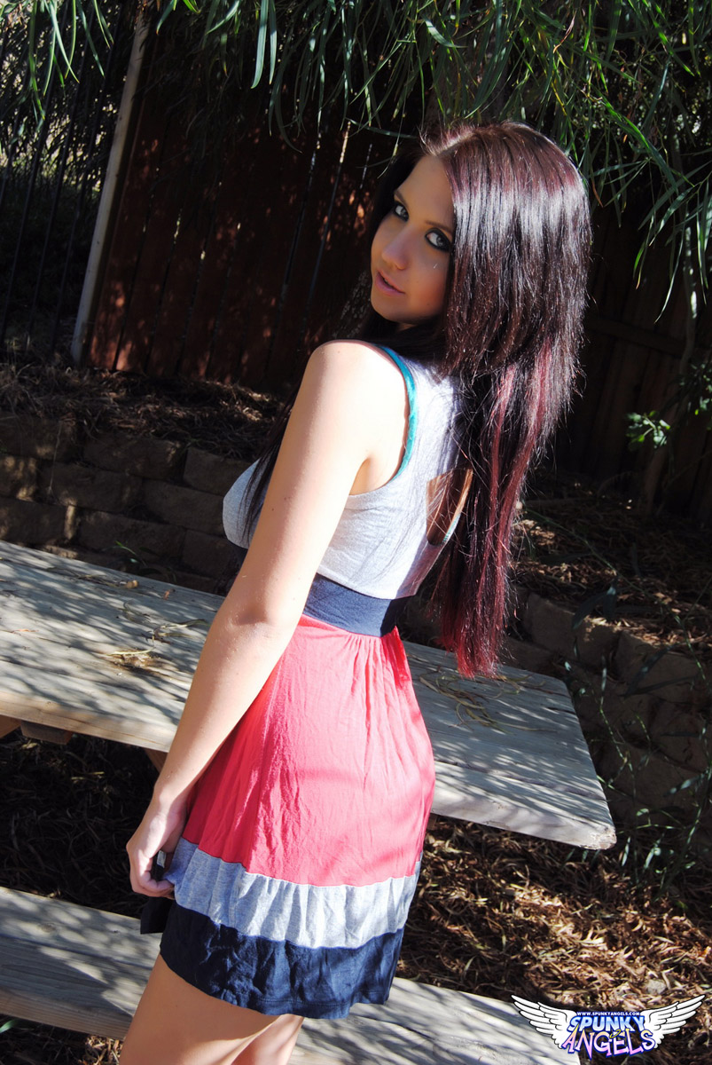 Image URL: http://promo.spunkyangels.com/chrissymarie-nopantiesundermydress/1/../001.jpg  View Image Set