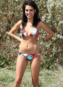 Rachel strips out of her bikini in the park Picture 3